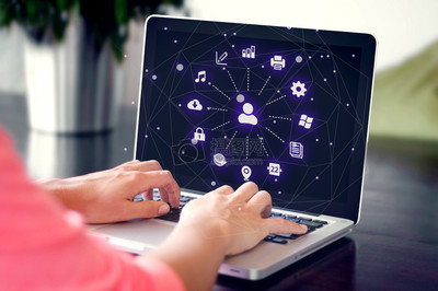 白領操作電腦高清圖片素材免費下載指南